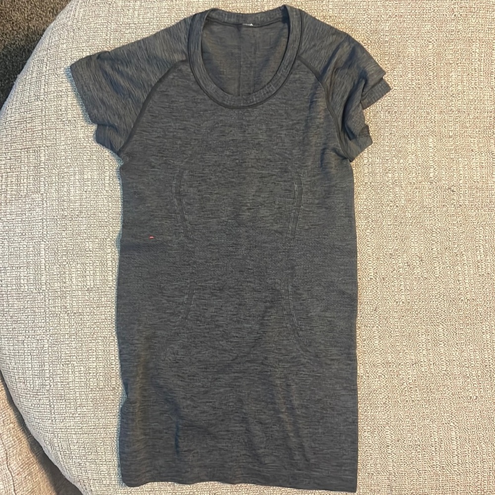 LULULEMON grey swiftly tech short sleeve !! 🦋